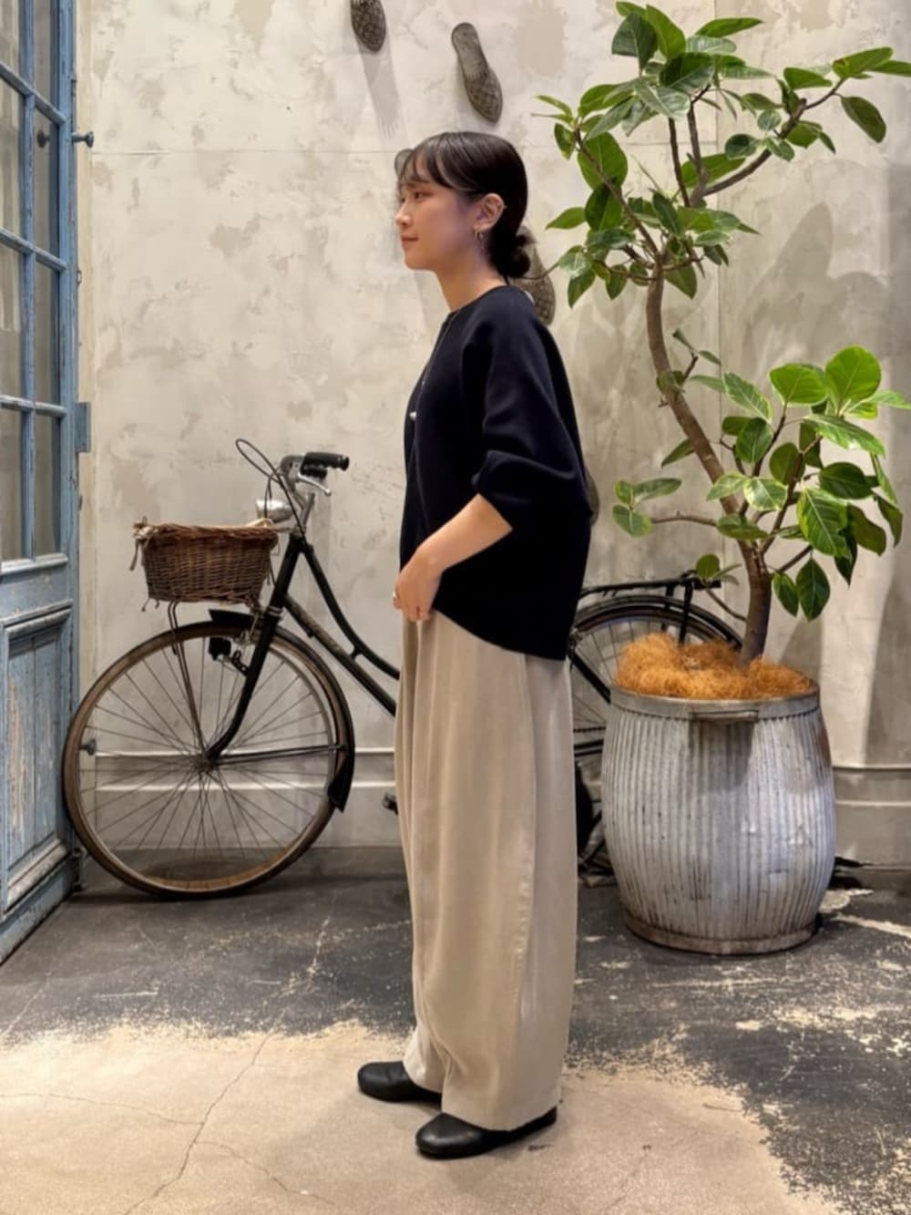 ブルー系のニット/セーター、グレー系のその他パンツを着用したレディースの夏コーディネートの3枚目の写真