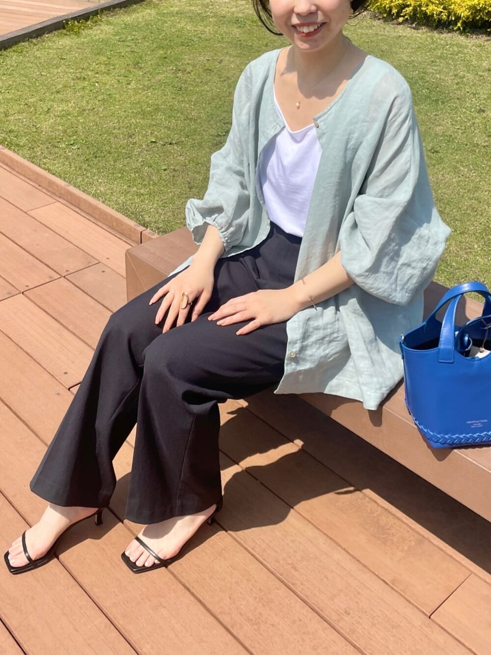 グリーン系のシャツ/ブラウス、ブラック系のその他パンツを着用したレディースの春コーディネートの4枚目の写真