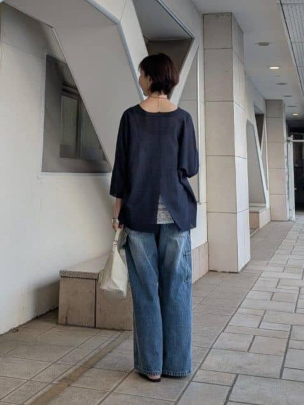ホワイト系のトートバッグ、ブルー系のその他パンツ、ホワイト系のシャツ/ブラウスを着用したレディースの春コーディネートの2枚目の写真