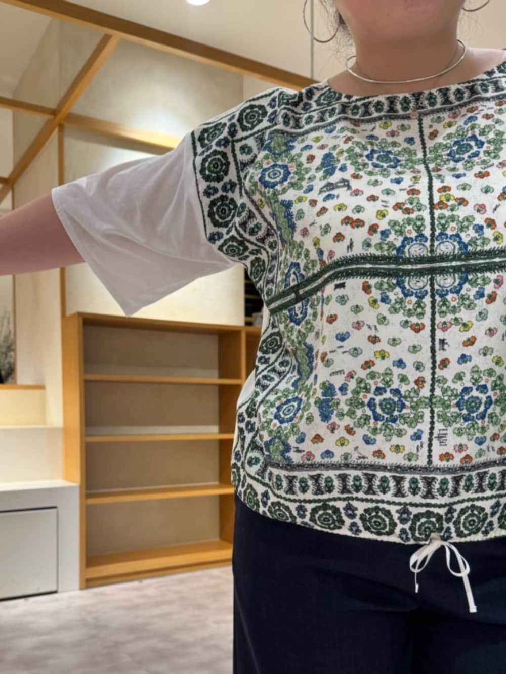 ブルー系のその他パンツ、ホワイト系のTシャツ/カットソーを着用したレディースの春コーディネートの6枚目の写真