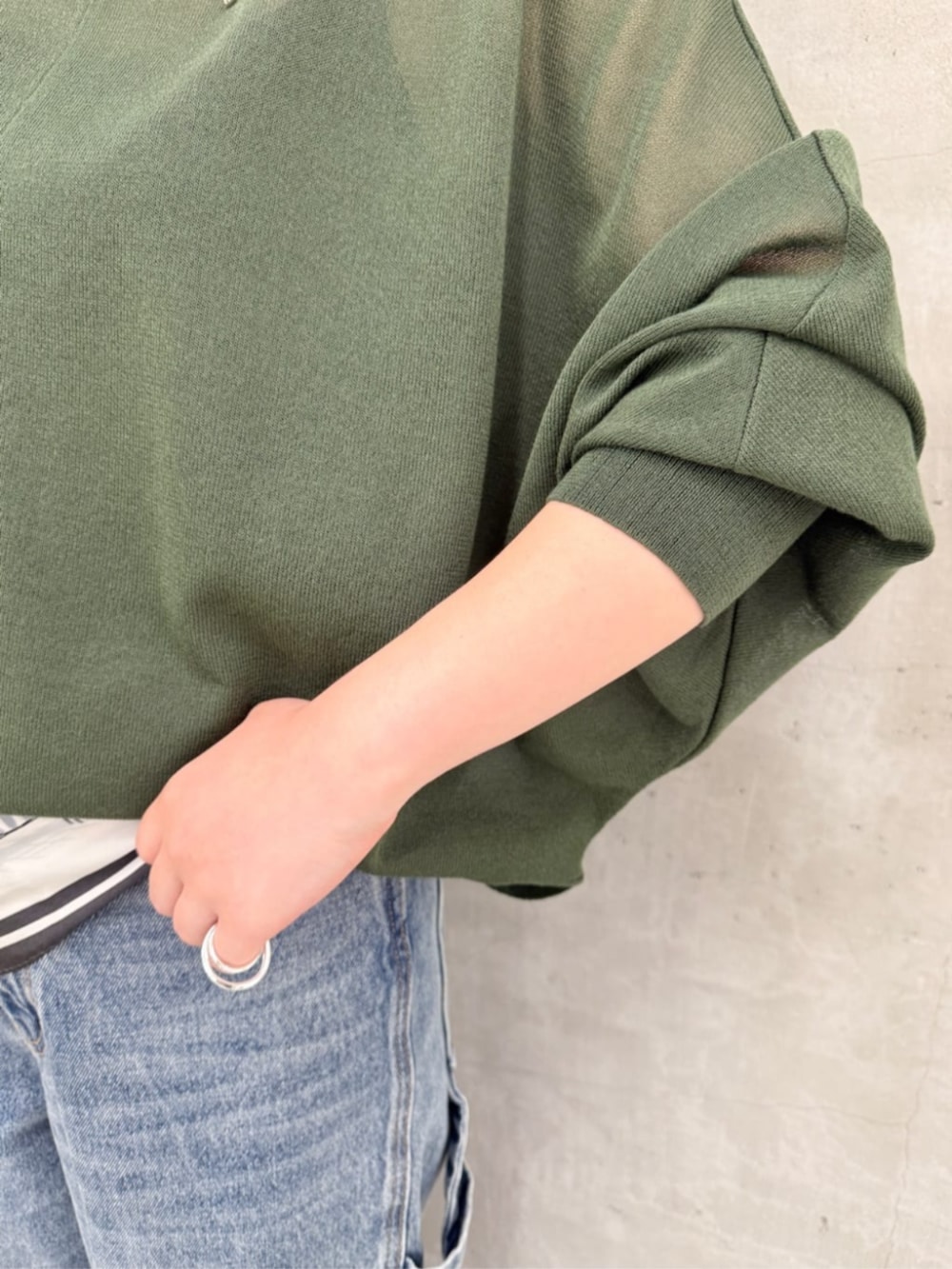 ブルー系のその他パンツ、グリーン系のニット/セーターを着用したレディースの夏コーディネートの8枚目の写真