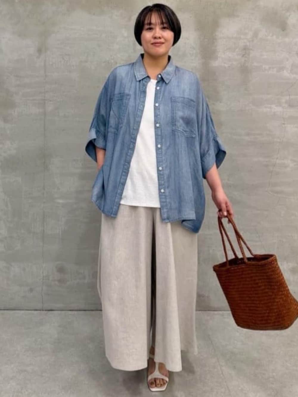 ベージュ系のその他パンツ、ブルー系のシャツ/ブラウスを着用したレディースの春コーディネートの3枚目の写真
