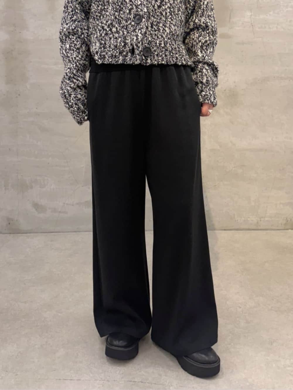 ブラック系のその他パンツ、ブラック系のショルダーバッグ、ブラック系のカーディガン/ボレロを着用したレディースの秋コーディネートの6枚目の写真