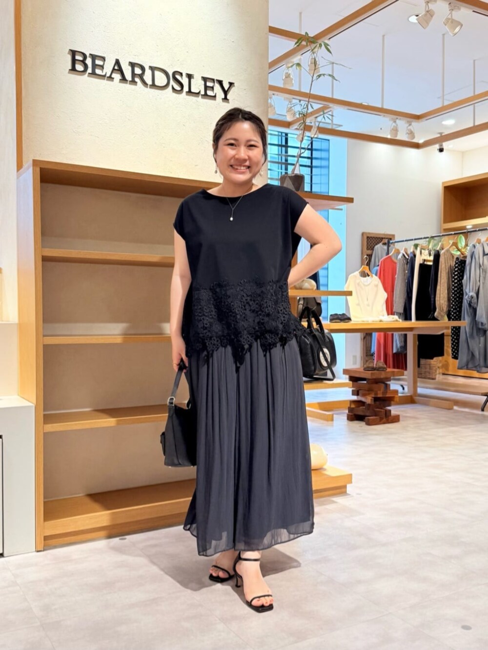 ブラック系のその他パンツ、ブラック系のTシャツ/カットソーを着用したレディースの春コーディネートの2枚目の写真
