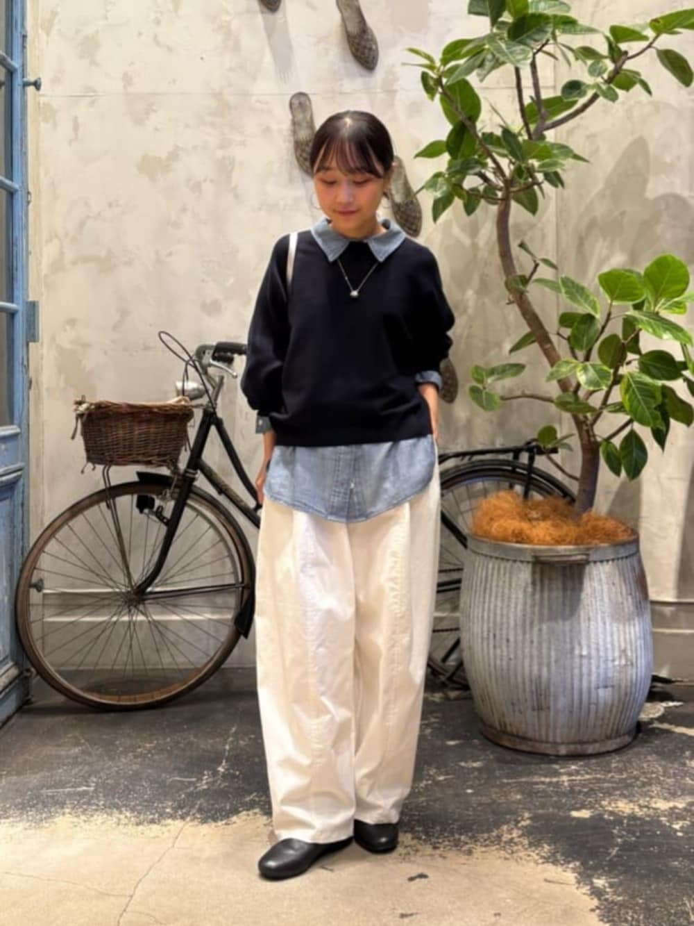ブルー系のシャツ/ブラウス、ホワイト系のその他パンツ、ブルー系のニット/セーターを着用したレディースの夏コーディネートの3枚目の写真