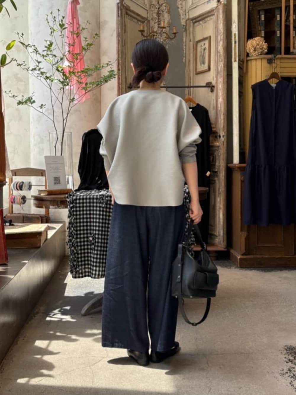 ホワイト系のシャツ/ブラウス、ブルー系のその他パンツ、グレー系のカーディガン/ボレロを着用したレディースの秋コーディネートの6枚目の写真