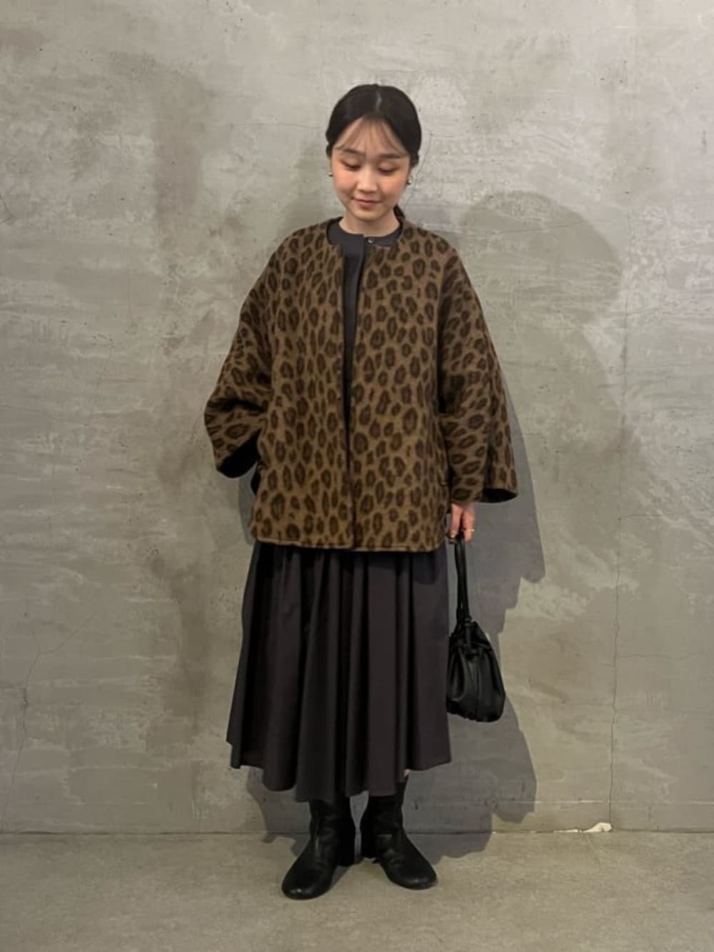 ブラウン系のその他アウター、グレー系のワンピースを着用したレディースの冬コーディネートの3枚目の写真