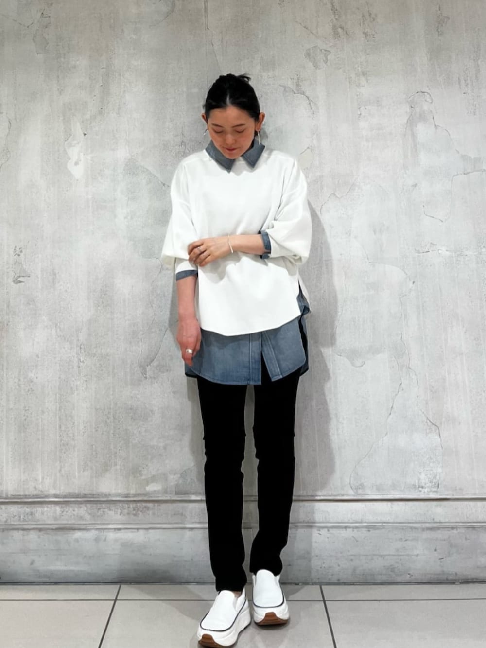 ブルー系のシャツ/ブラウス、ブルー系のデニムパンツ、ホワイト系のTシャツ/カットソーを着用したレディースの春コーディネートの7枚目の写真