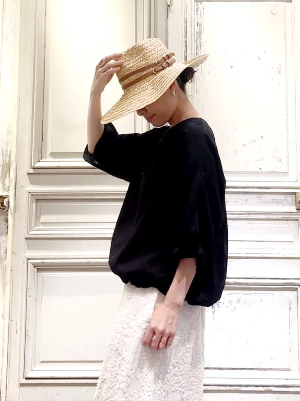 ブラック系のシャツ/ブラウス、ホワイト系のその他パンツを着用したレディースの夏コーディネートの4枚目の写真