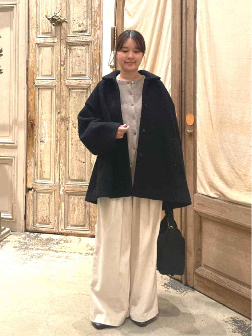 ベージュ系のその他パンツ、ブラック系のその他アウターを着用したレディースの秋コーディネートの5枚目の写真