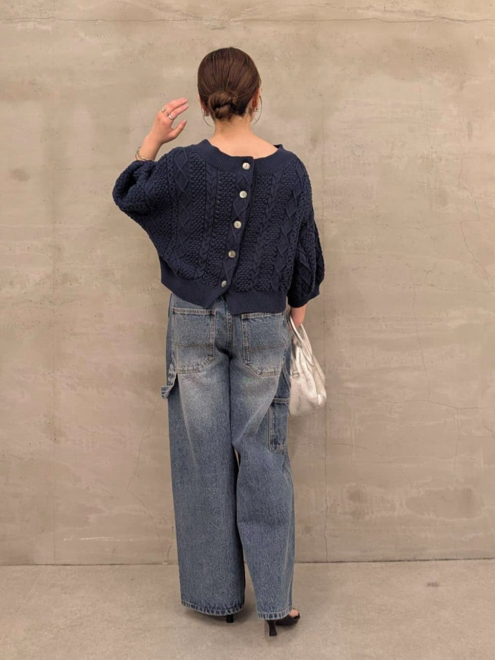 シルバー系のボストンバッグ、ブルー系のニット/セーター、ブルー系のその他パンツを着用したレディースの冬コーディネートの3枚目の写真