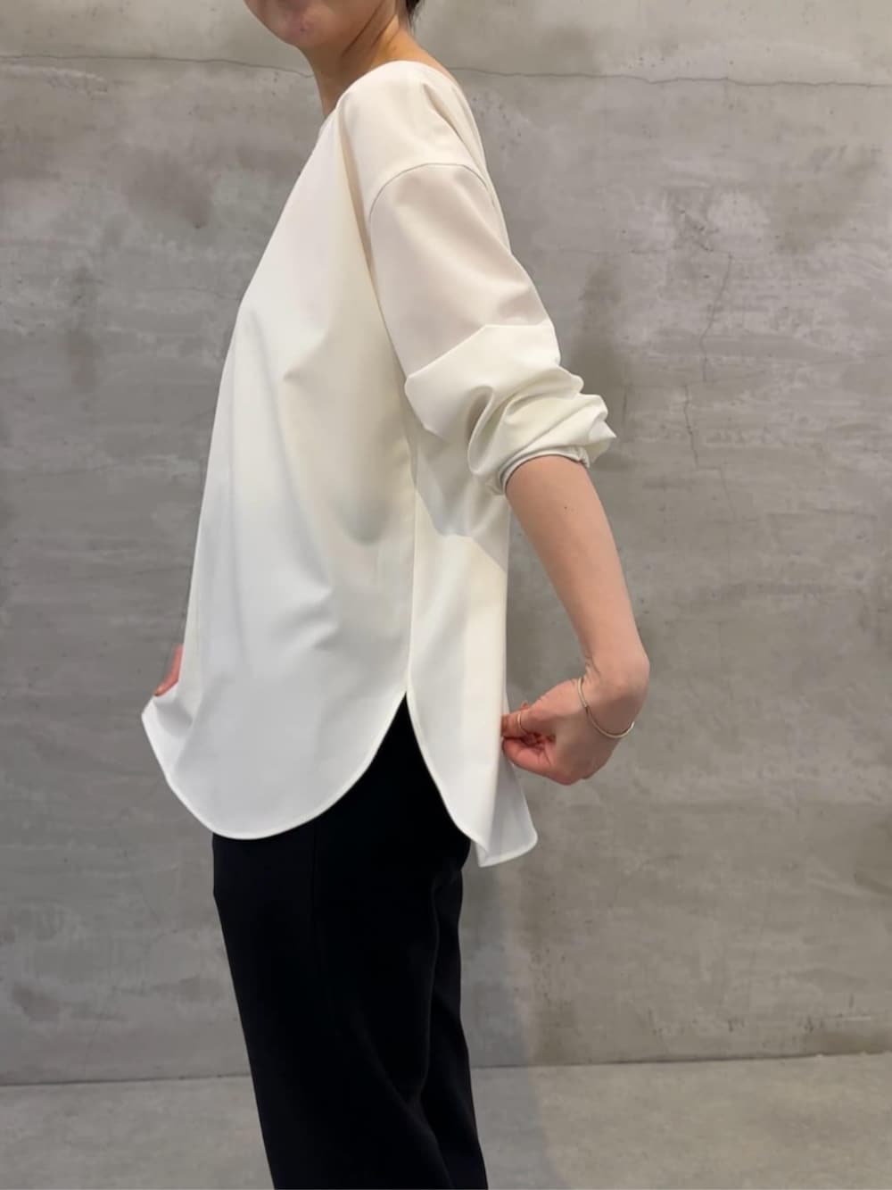 グレー系のハンドバッグ、ブラック系のその他パンツ、ホワイト系のシャツ/ブラウスを着用したレディースの冬コーディネートの3枚目の写真