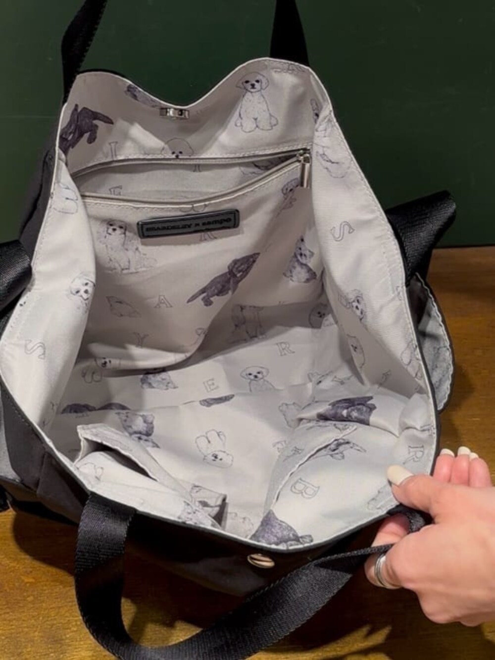 ブラック系のトートバッグを着用したレディースの冬コーディネートの6枚目の写真