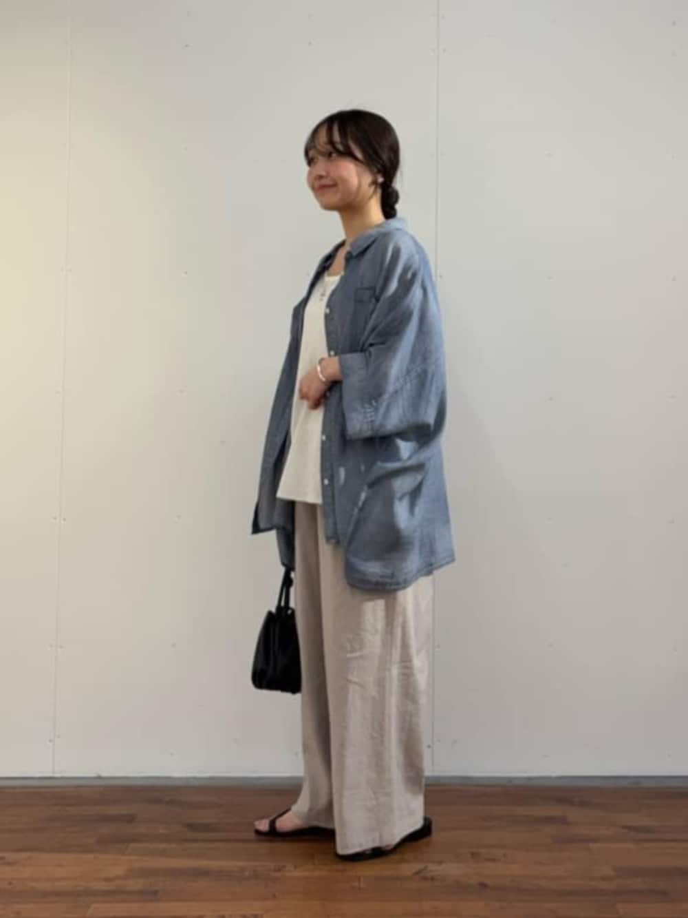 グレー系のその他パンツ、ブルー系のシャツ/ブラウスを着用したレディースの春コーディネートの4枚目の写真