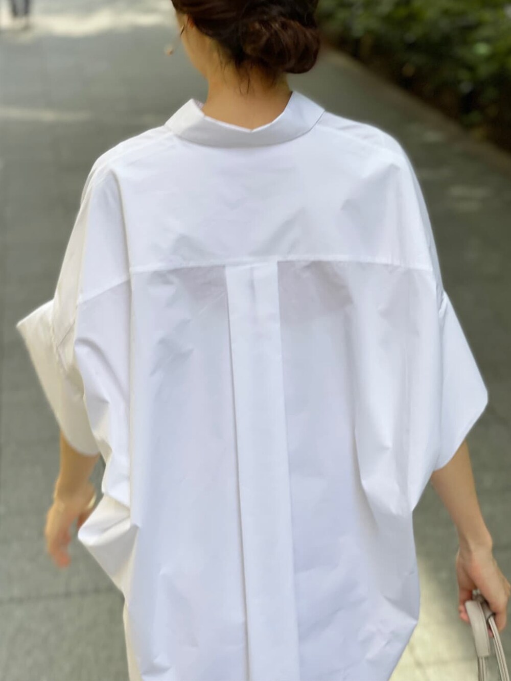 グレー系のその他パンツ、ベージュ系のトートバッグ、ブルー系のその他シューズを着用したレディースの春コーディネートの5枚目の写真