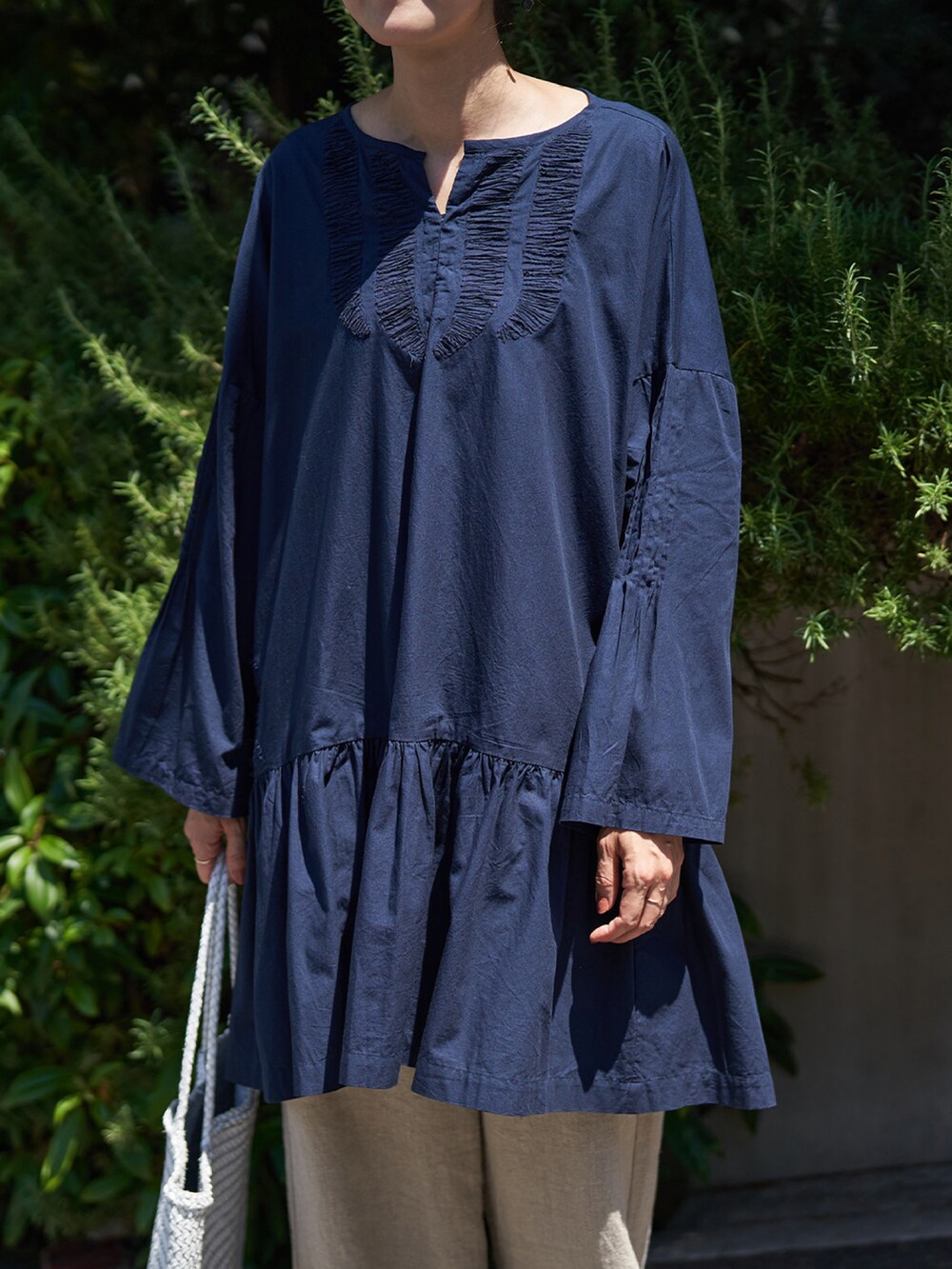 ブルー系のシャツ/ブラウス、ホワイト系のその他シューズを着用したレディースの夏コーディネートの3枚目の写真