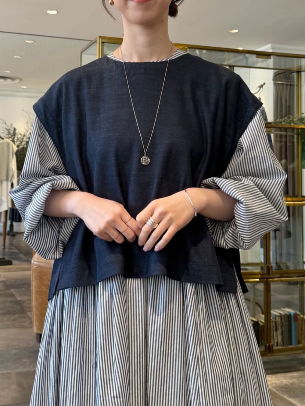 ブルー系のシャツ/ブラウス、ブルー系のワンピースを着用したレディースの春コーディネートの4枚目の写真