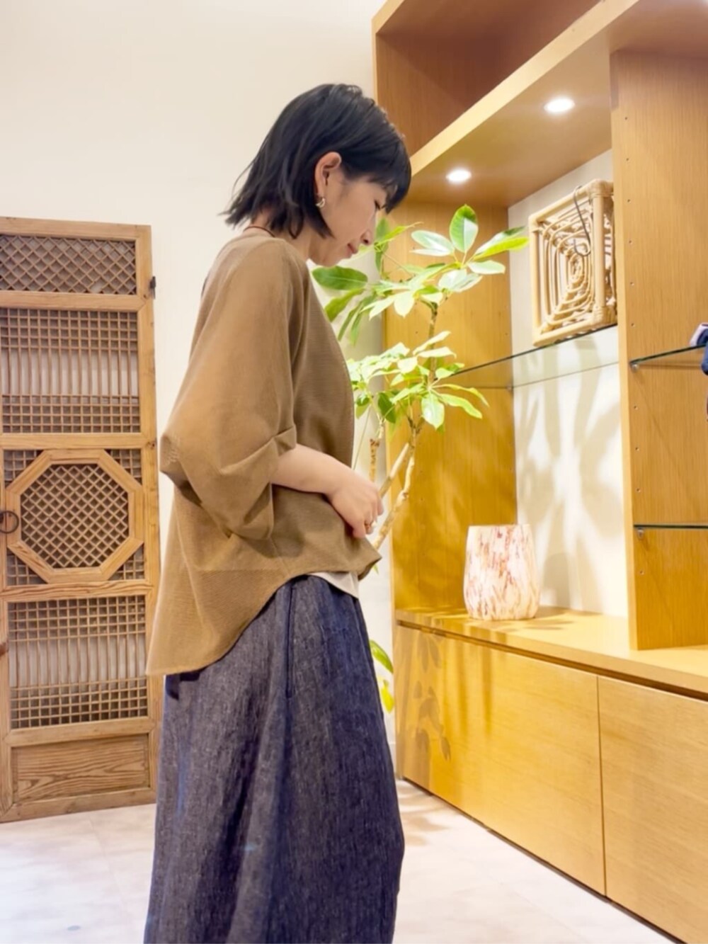 イエロー系のTシャツ/カットソー、シルバー系のリングを着用したレディースの夏コーディネートの8枚目の写真