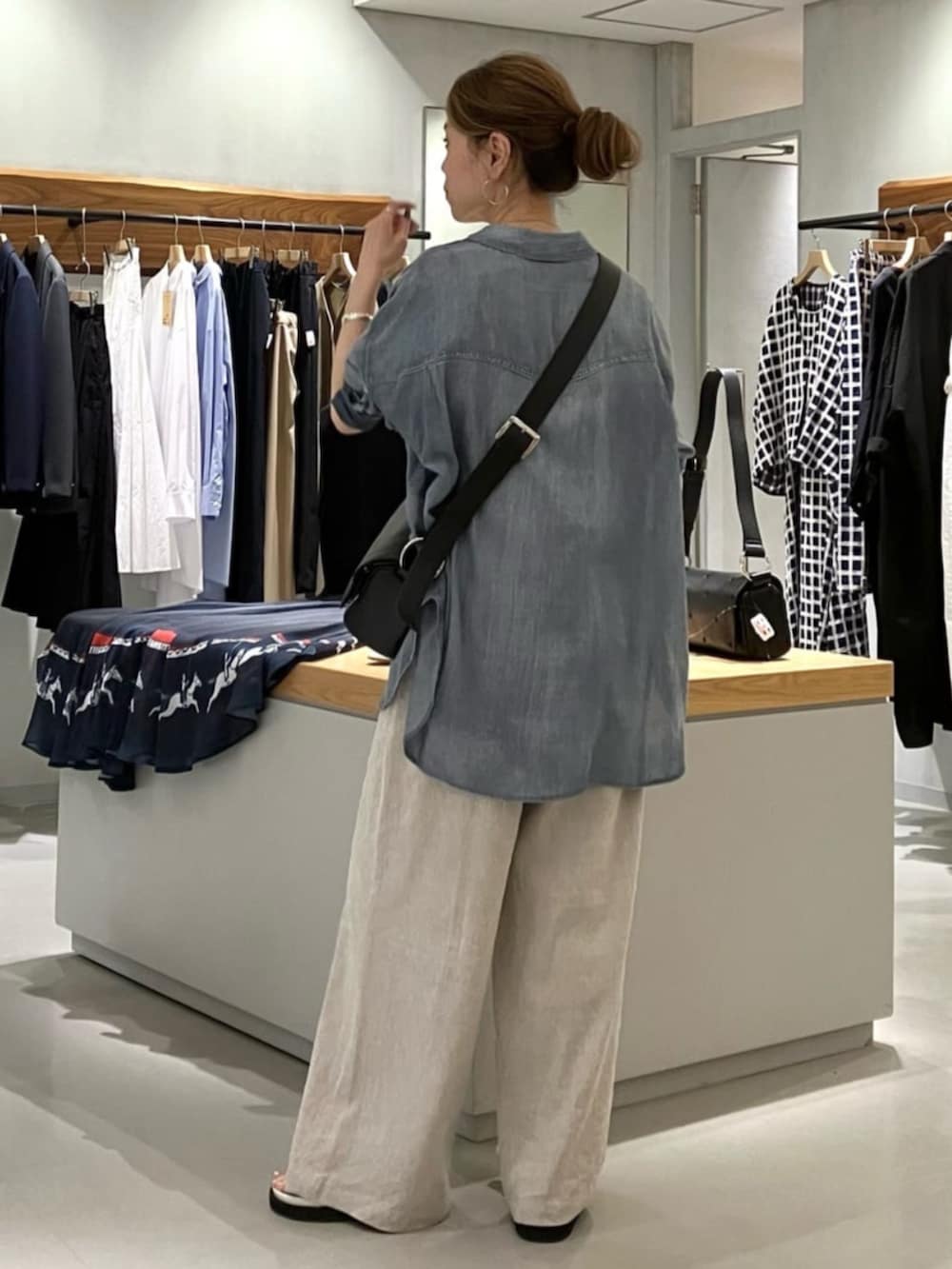 ブルー系のシャツ/ブラウス、ブラック系のショルダーバッグ、ベージュ系のその他パンツを着用したレディースの夏コーディネートの8枚目の写真