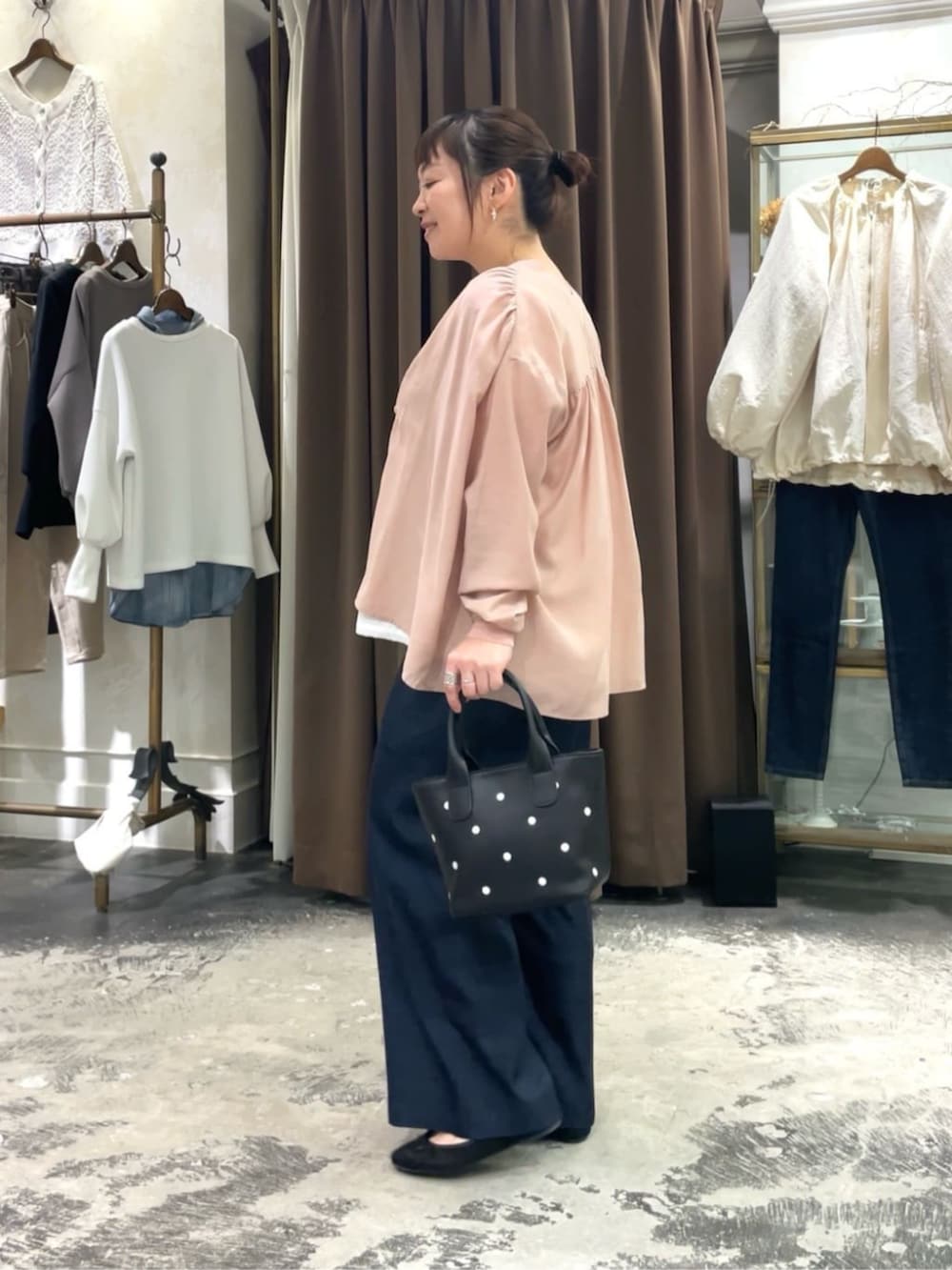 ホワイト系のタンクトップ、ブルー系のその他パンツ、ブラック系のトートバッグを着用したレディースの春コーディネートの2枚目の写真