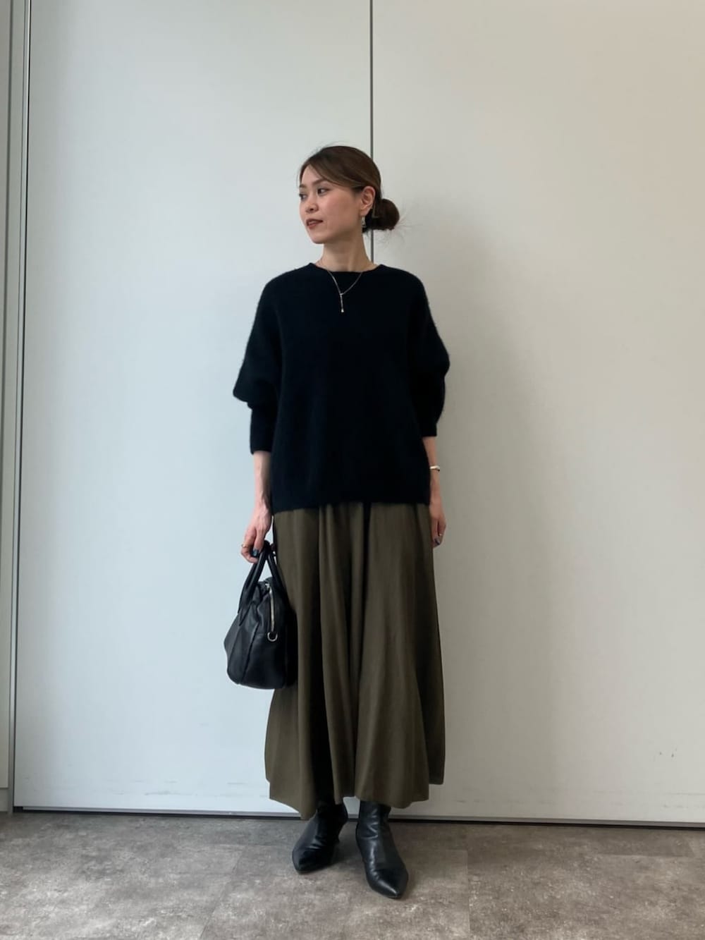 グリーン系のその他パンツ、ブラック系のニット/セーターを着用したレディースの夏コーディネートの8枚目の写真