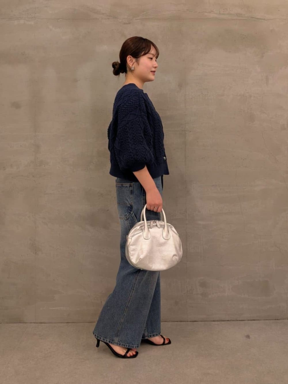 シルバー系のボストンバッグ、ブルー系のニット/セーター、ブルー系のその他パンツを着用したレディースの冬コーディネートの2枚目の写真