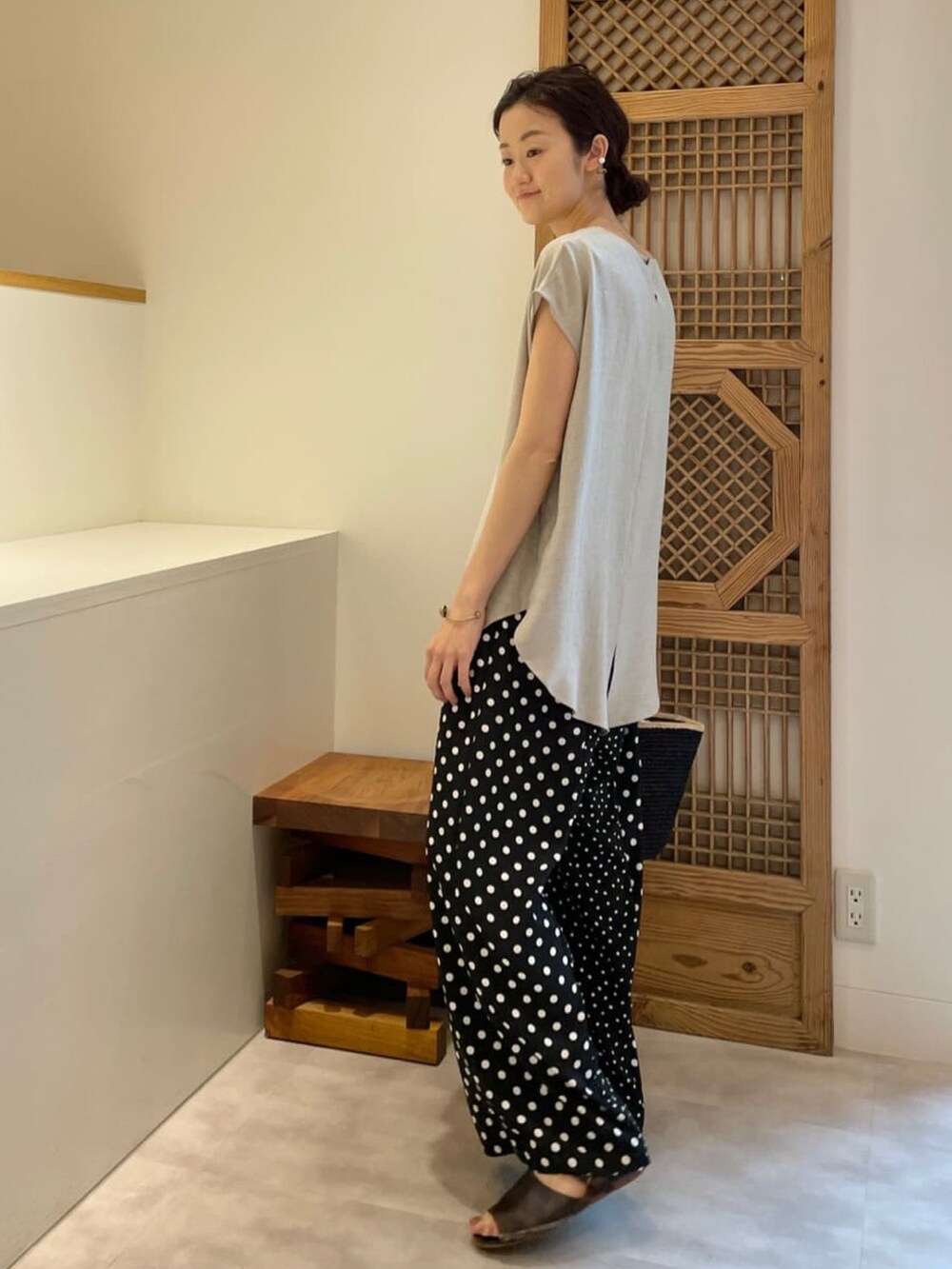 ベージュ系のシャツ/ブラウス、ブラック系のその他パンツ、ブラック系のかごバッグを着用したレディースの春コーディネートの2枚目の写真