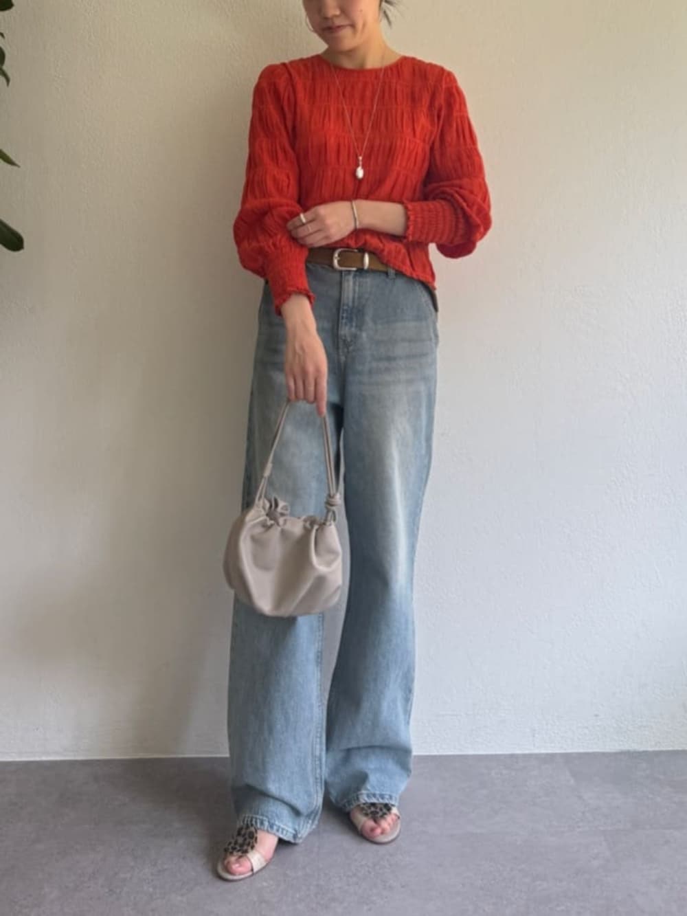 オレンジ系のシャツ/ブラウスを着用したレディースの春コーディネートの5枚目の写真