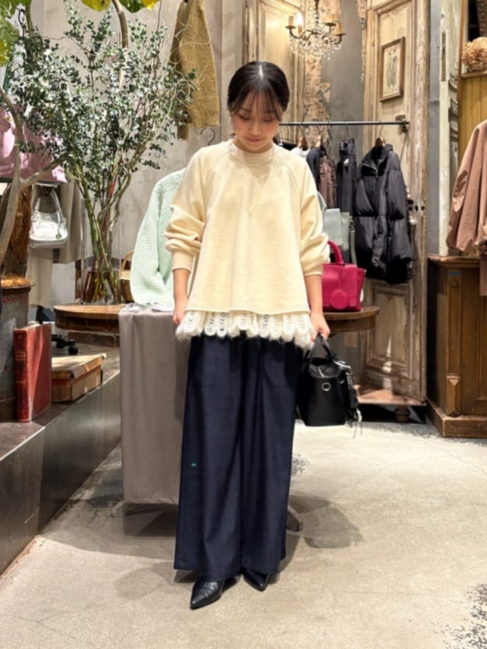 ホワイト系のTシャツ/カットソー、ブラック系のチャームを着用したレディースの冬コーディネートの2枚目の写真