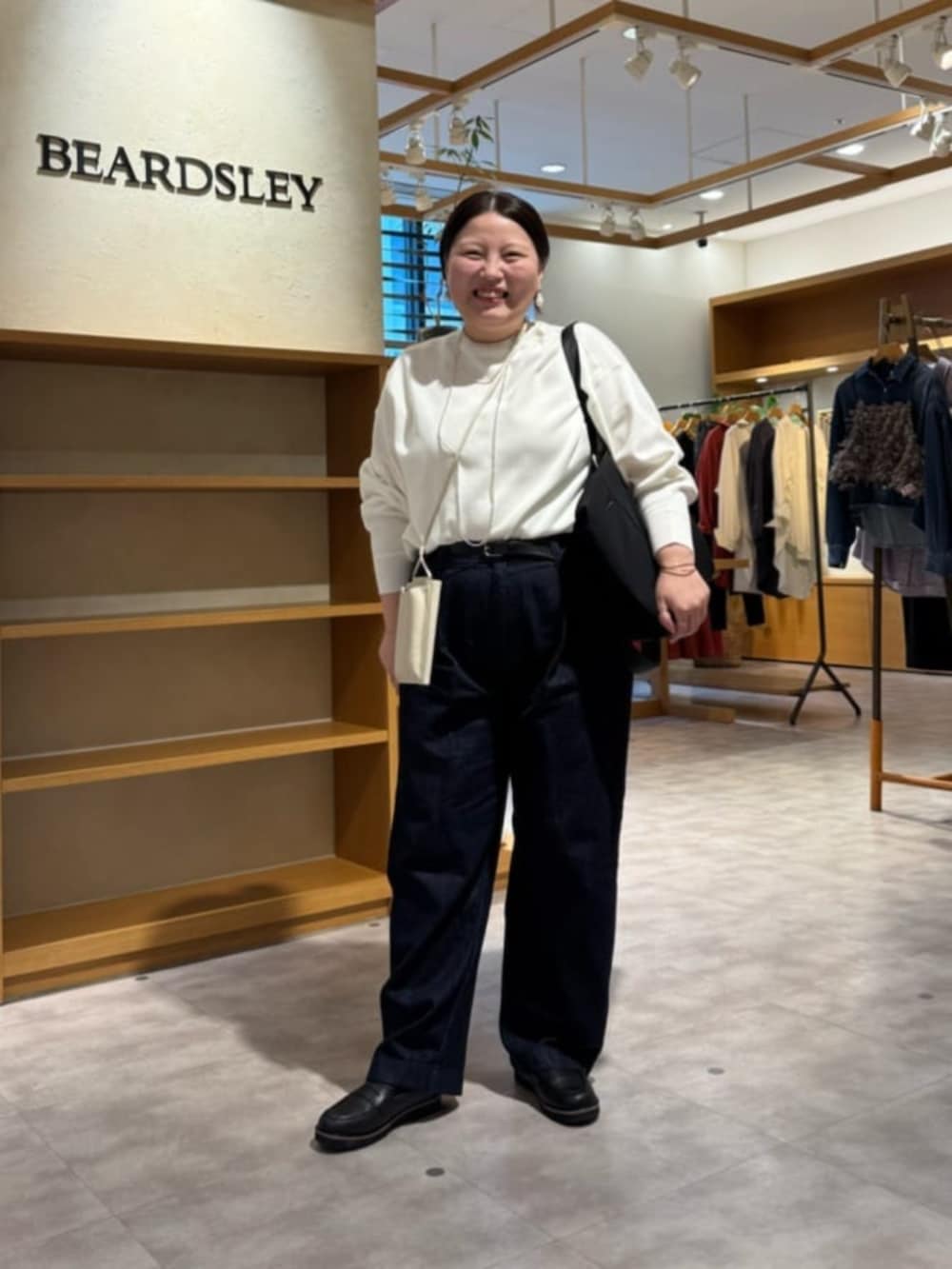 ブラック系のローファー、ブルー系のデニムパンツ、ホワイト系のTシャツ/カットソーを着用したレディースの春コーディネートの2枚目の写真