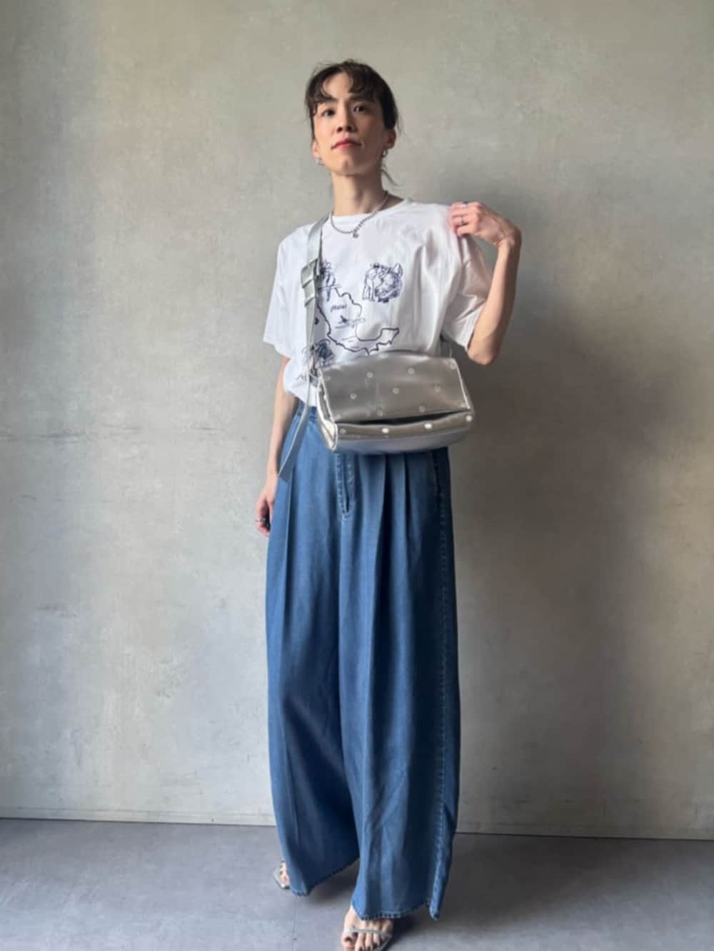 シルバー系のショルダーバッグ、ブルー系のその他パンツ、ホワイト系のTシャツ/カットソーを着用したレディースの春コーディネートの2枚目の写真