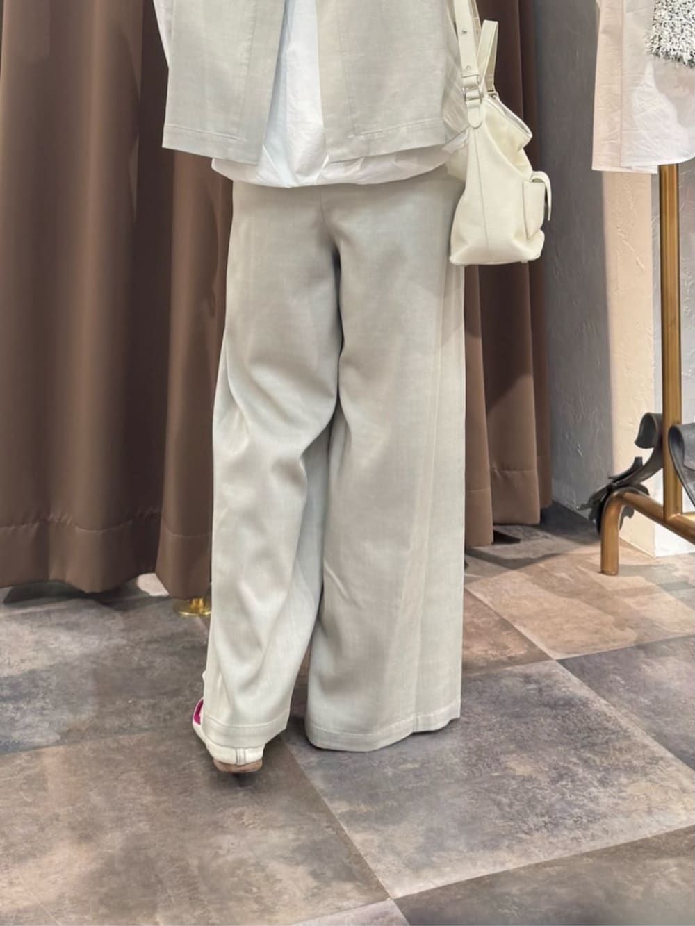 グレー系のシャツ/ブラウス、ホワイト系のトートバッグ、ホワイト系のシャツ/ブラウスを着用したレディースの春コーディネートの8枚目の写真