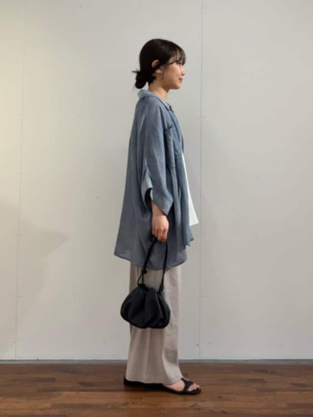 グレー系のその他パンツ、ブルー系のシャツ/ブラウスを着用したレディースの春コーディネートの7枚目の写真