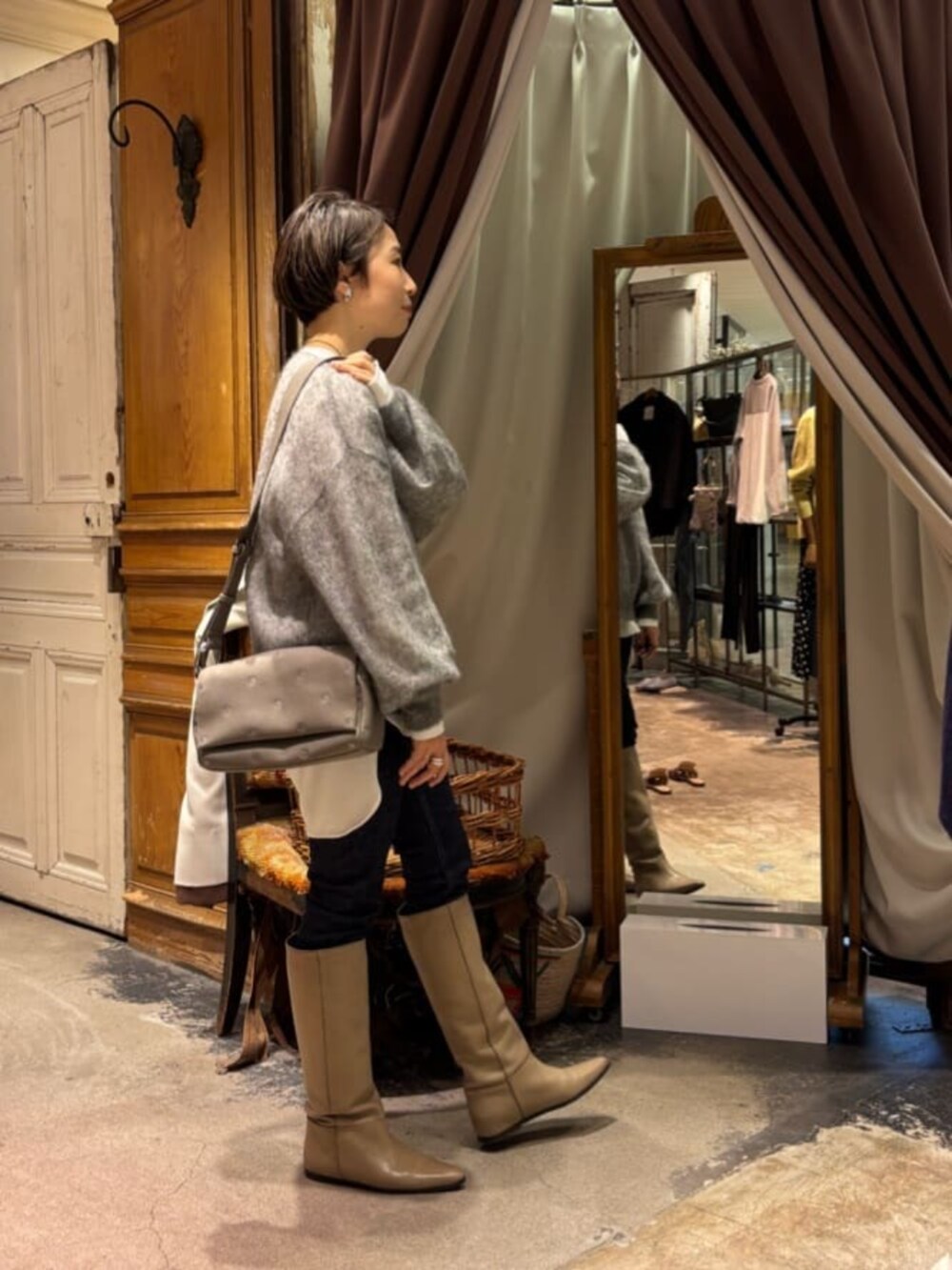 ホワイト系のシャツ/ブラウス、ブルー系のデニムパンツ、グレー系のショルダーバッグを着用したレディースの冬コーディネートの5枚目の写真