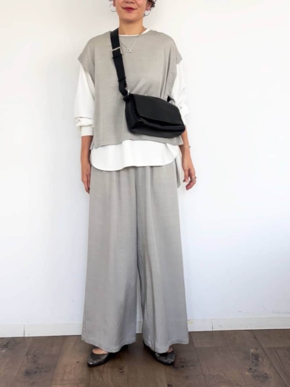 グレー系のシャツ/ブラウス、ホワイト系のシャツ/ブラウス、ブラック系のショルダーバッグを着用したレディースの春コーディネートの3枚目の写真