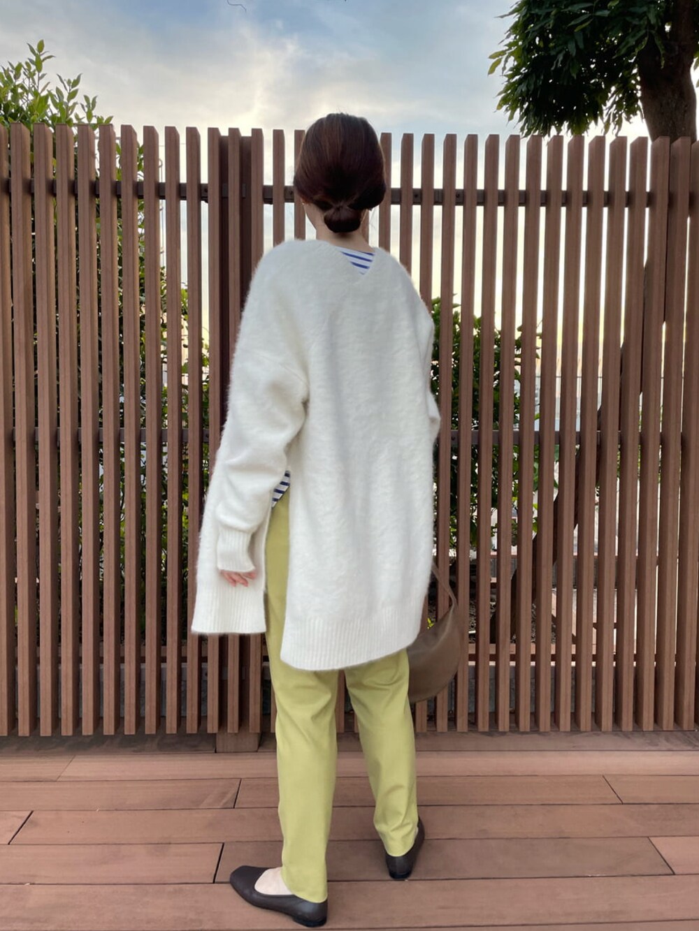 ホワイト系のカーディガン/ボレロ、ブルー系のTシャツ/カットソー、グリーン系のその他パンツを着用したレディースの秋コーディネートの2枚目の写真