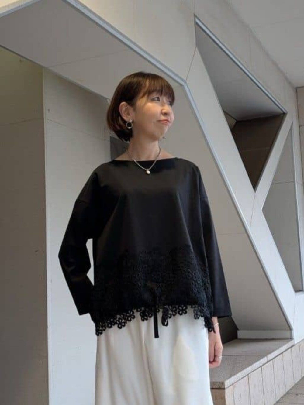 ベージュ系のその他アウター、ホワイト系のその他パンツ、ブラック系のTシャツ/カットソーを着用したレディースの冬コーディネートの7枚目の写真