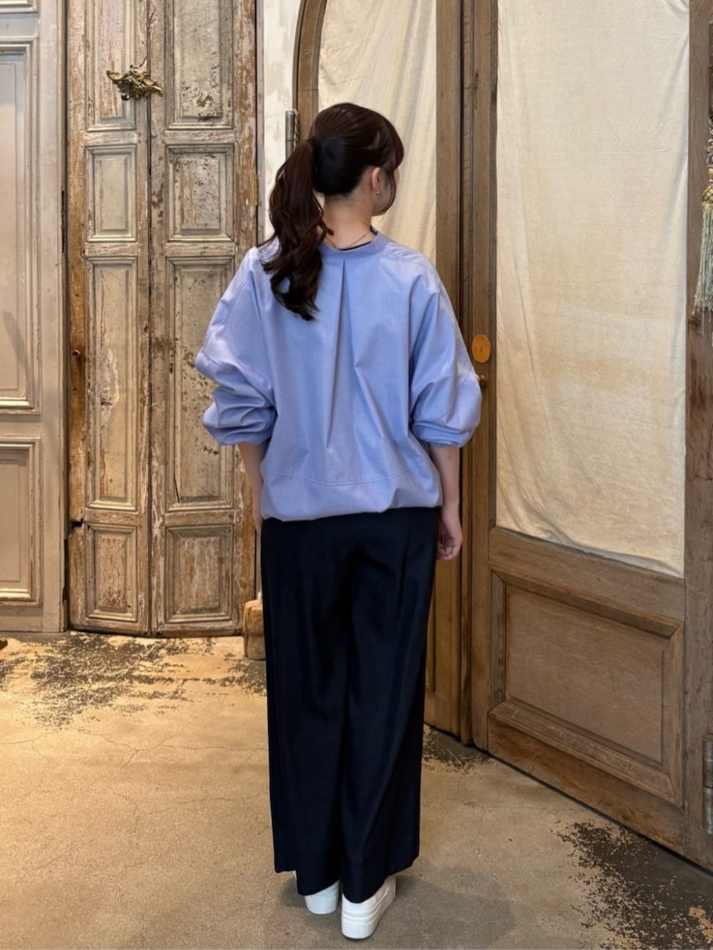 ブルー系のその他パンツ、ブルー系のシャツ/ブラウスを着用したレディースの冬コーディネートの3枚目の写真