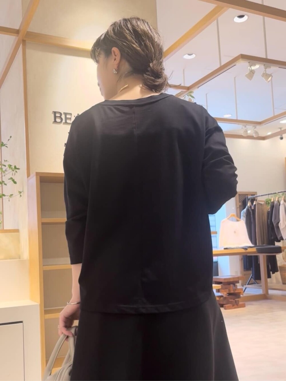 ブラック系のTシャツ/カットソー、ブラック系のスカートを着用したレディースの夏コーディネートの6枚目の写真