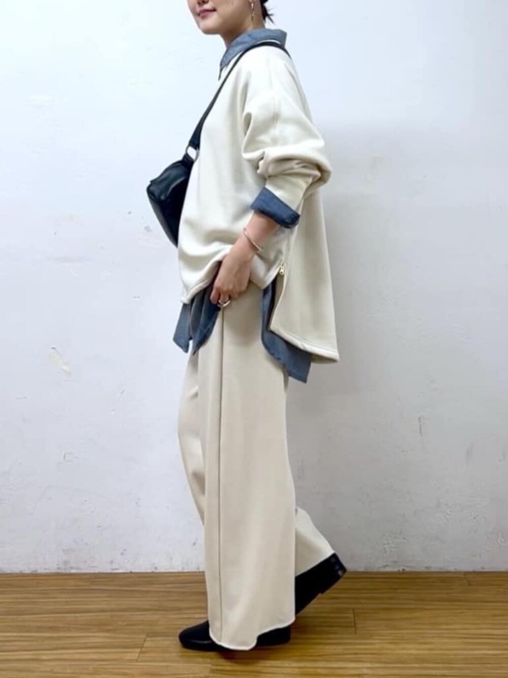 ブルー系のシャツ/ブラウス、ブラック系のショルダーバッグ、ホワイト系のTシャツ/カットソーを着用したレディースの秋コーディネートの8枚目の写真
