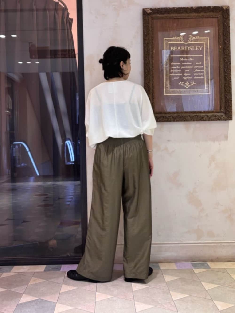 グリーン系のその他パンツ、ブラック系のその他シューズ、ホワイト系のTシャツ/カットソーを着用したレディースの夏コーディネートの4枚目の写真
