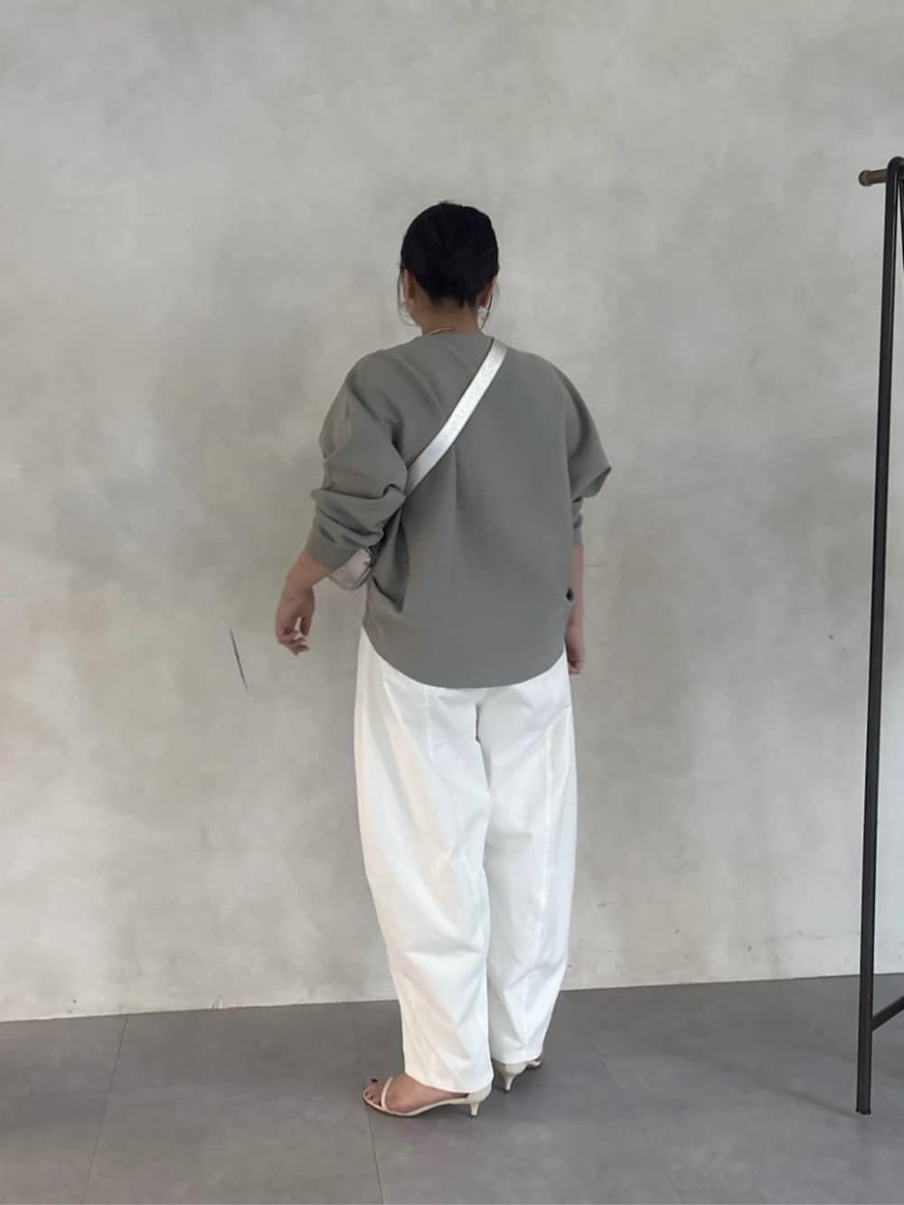 グレー系のカーディガン/ボレロ、ホワイト系のその他パンツ、シルバー系のショルダーバッグを着用したレディースの夏コーディネートの3枚目の写真