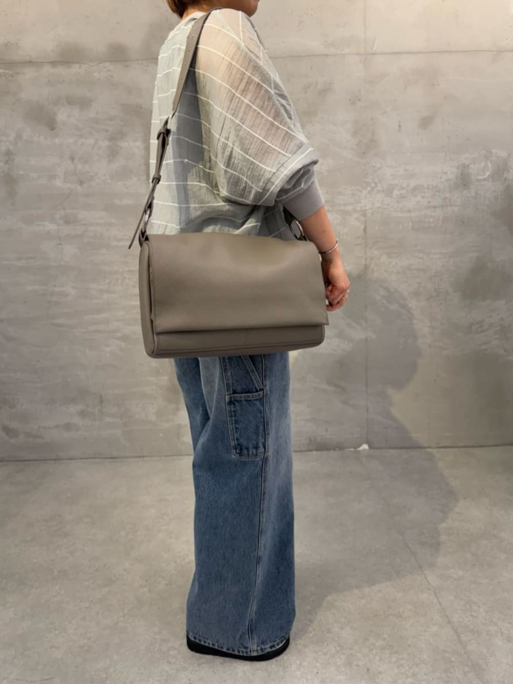 ブルー系のその他パンツ、ホワイト系のサンダル、グレー系のシャツ/ブラウスを着用したレディースの春コーディネートの4枚目の写真