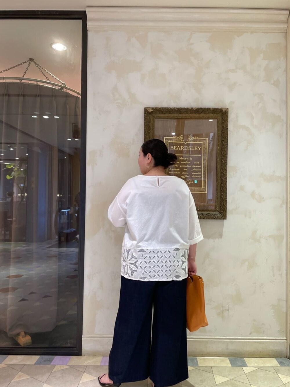 ホワイト系のシャツ/ブラウス、オレンジ系のトートバッグ、ブルー系のその他パンツを着用したレディースの夏コーディネートの3枚目の写真