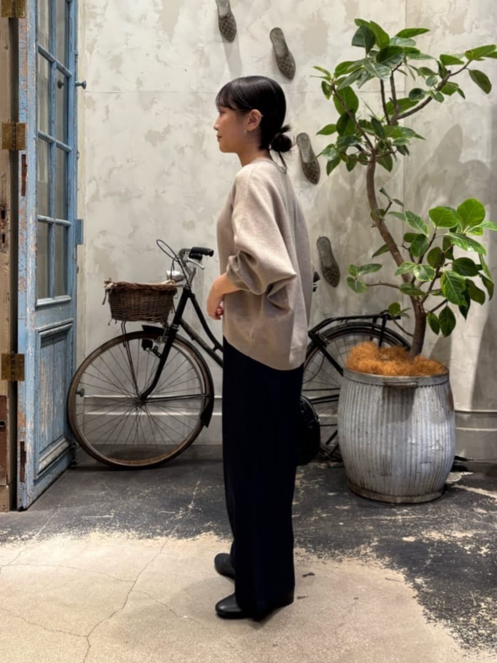 ブラック系のその他パンツ、ブラウン系のニット/セーターを着用したレディースの夏コーディネートの8枚目の写真