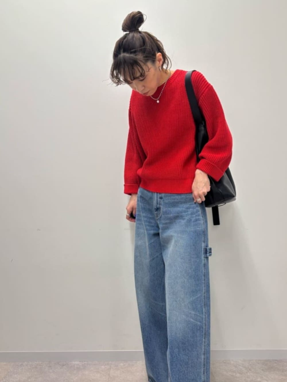 レッド系のニット/セーターを着用したレディースの冬コーディネートの4枚目の写真