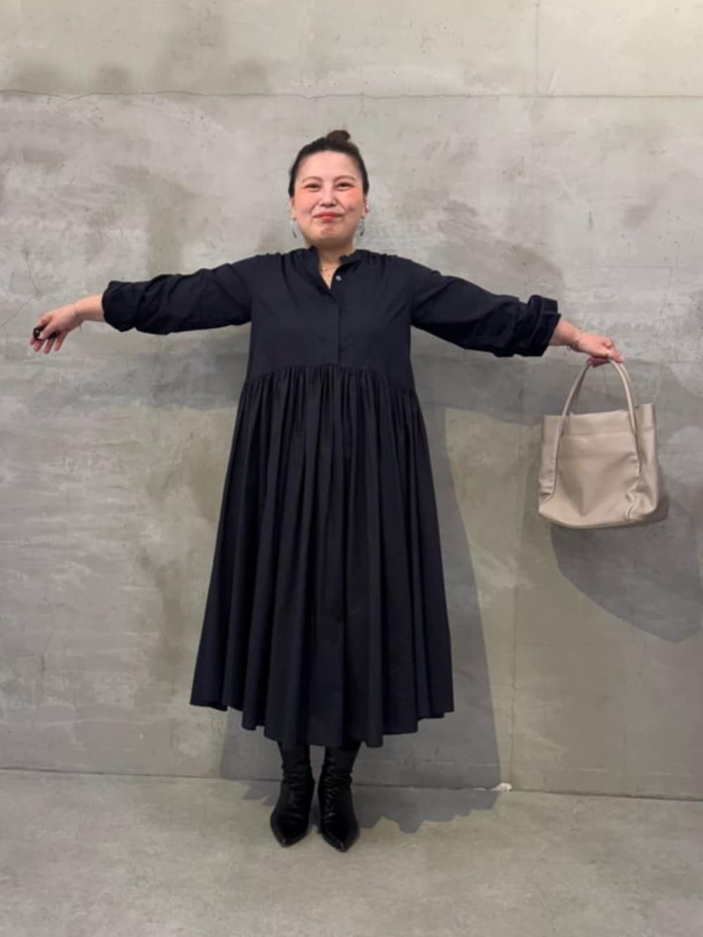 ブルー系のワンピースを着用したレディースの冬コーディネートの6枚目の写真