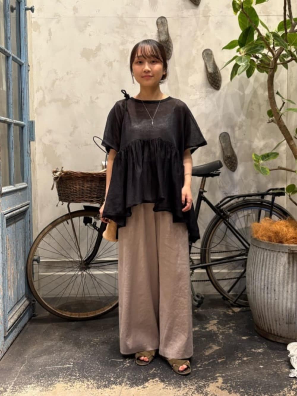 グレー系のその他パンツ、ブラック系のニット/セーターを着用したレディースの春コーディネートの7枚目の写真