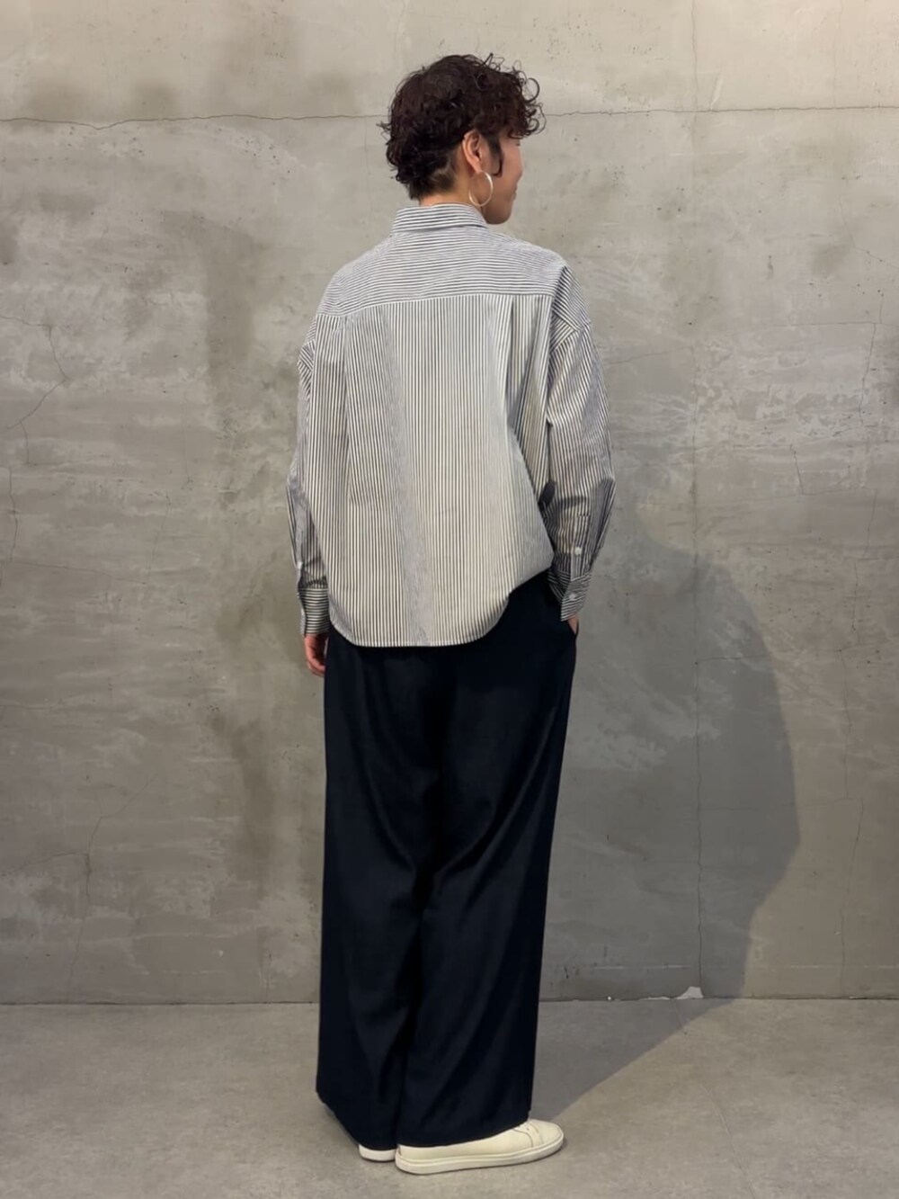 ブルー系のその他パンツ、ブルー系のシャツ/ブラウスを着用したレディースの冬コーディネートの4枚目の写真