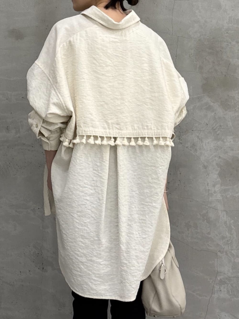 グレー系のボストンバッグ、ホワイト系のシャツ/ブラウスを着用したレディースの冬コーディネートの5枚目の写真